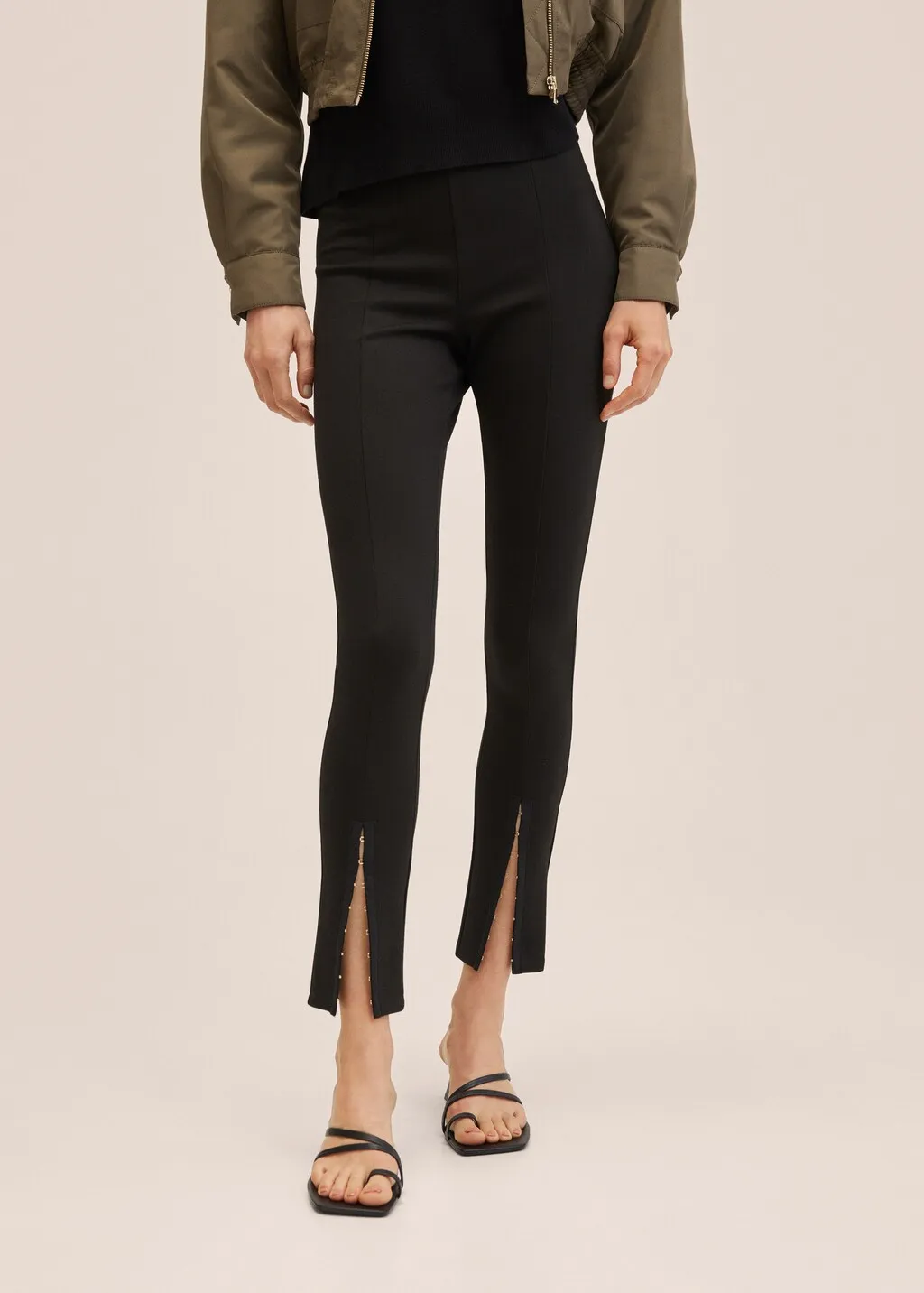 Leggings with split bottom edge.